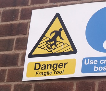 Danger fragile roof